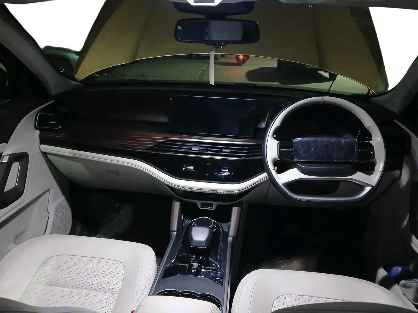 2024 Tata Safari ACCOMPLISHED PLUS 6 STR DUAL TONE AT, Diesel, Automatic, 12,000 km, interior