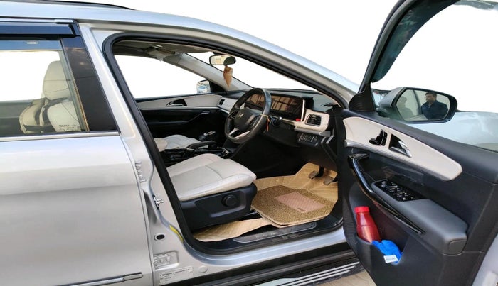 2022 Mahindra XUV700 AX 7 P MT 7 STR, Petrol, Manual, 40,525 km, interior