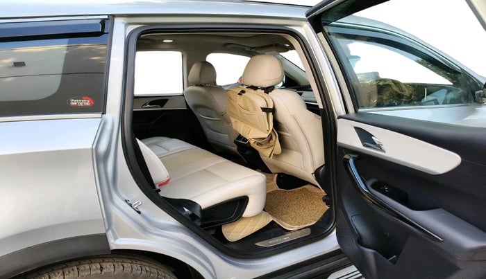 2022 Mahindra XUV700 AX 7 P MT 7 STR, Petrol, Manual, 40,525 km, interior