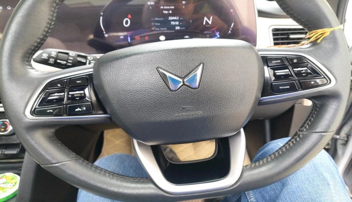 2022 Mahindra XUV700 AX 7 P MT 7 STR, Petrol, Manual, 40,525 km, interior