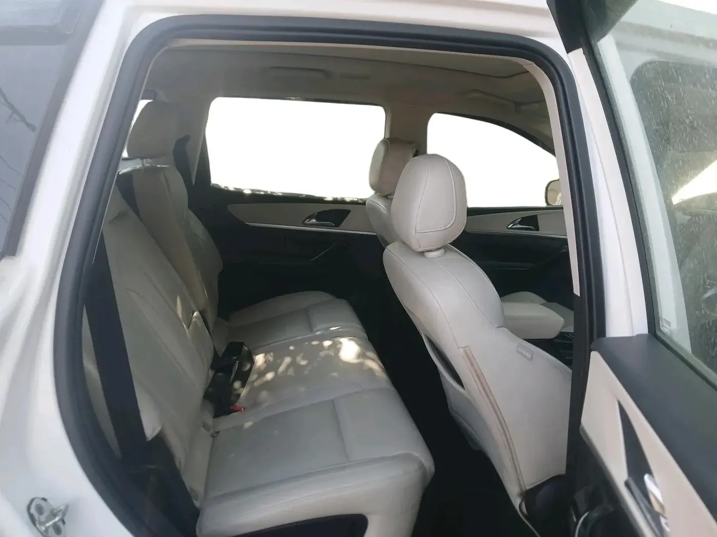 2022 Mahindra XUV700 AX 7 P AT 7 STR, Petrol, Automatic, 21,772 km, interior