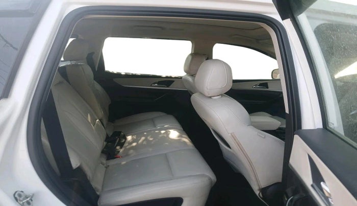 2022 Mahindra XUV700 AX 7 P AT 7 STR, Petrol, Automatic, 21,772 km, interior