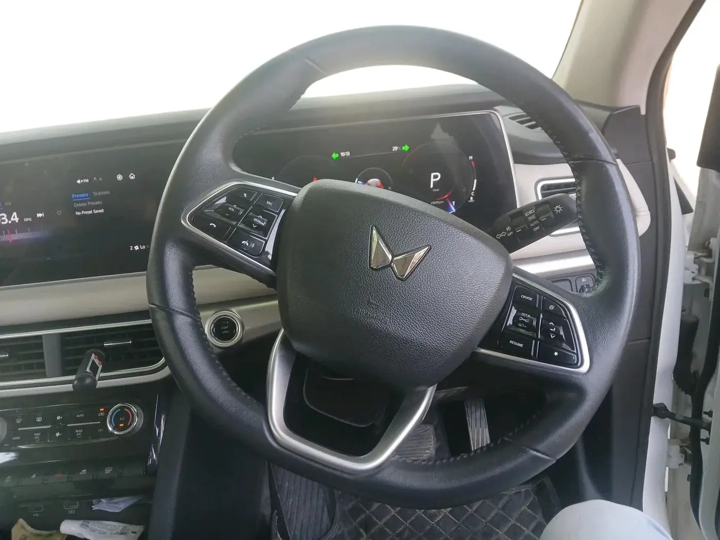 2022 Mahindra XUV700 AX 7 P AT 7 STR, Petrol, Automatic, 21,772 km, interior