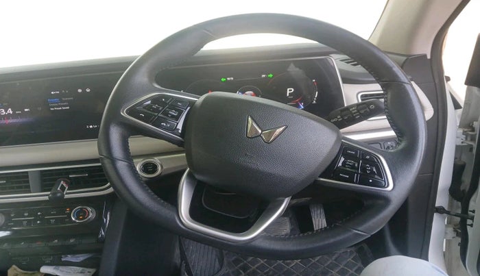 2022 Mahindra XUV700 AX 7 P AT 7 STR, Petrol, Automatic, 21,772 km, interior