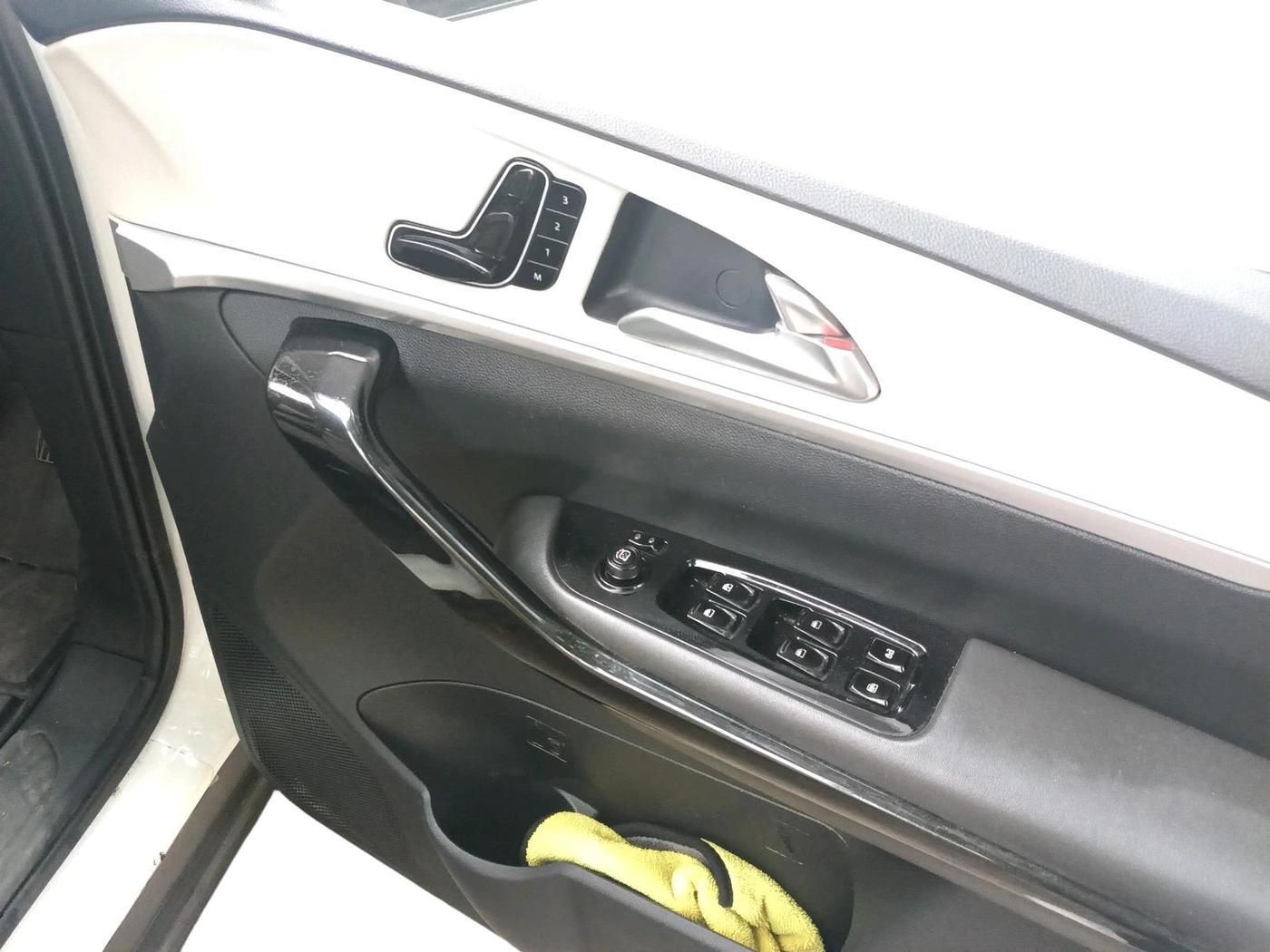 2021 Mahindra XUV700 AX 7 LUXURY P AT 7 STR, Petrol, Automatic, 42,810 km, interior