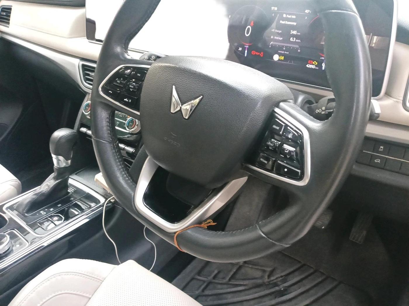 2021 Mahindra XUV700 AX 7 LUXURY P AT 7 STR, Petrol, Automatic, 42,810 km, interior