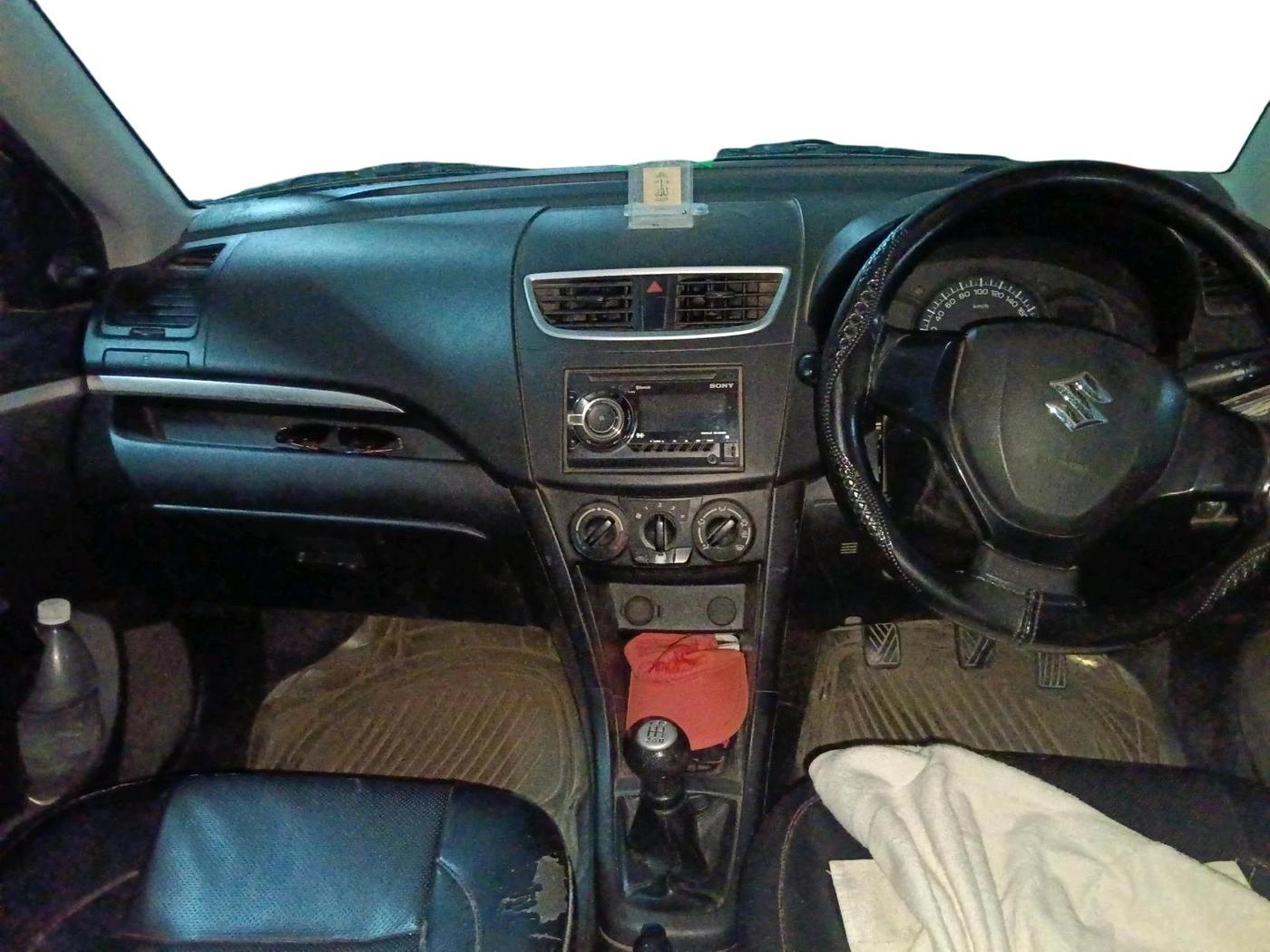2017 Maruti Swift LXI (O), CNG, Manual, 1,65,241 km, interior
