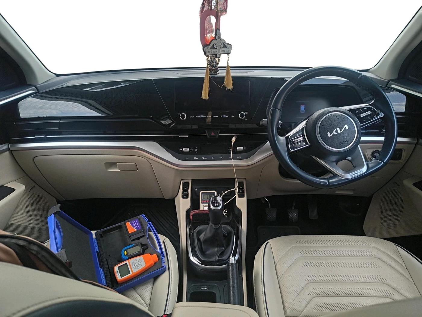2022 KIA CARENS LUXURY PLUS 1.4 PETROL 7 STR, Petrol, Manual, 60,708 km, interior
