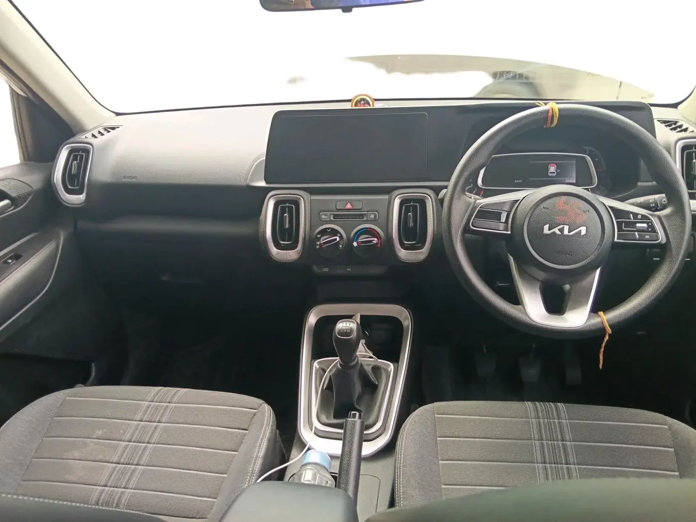 2025 KIA SONET HTE (O) 1.2 Petrol MT, CNG, Manual, 2,700 km, interior