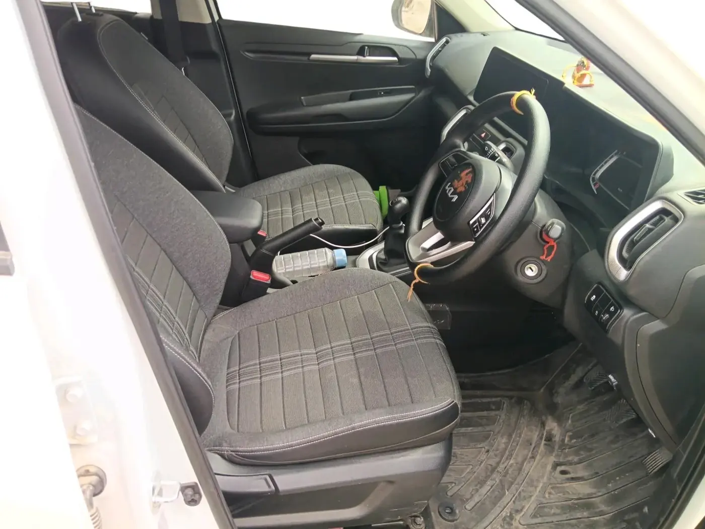 2025 KIA SONET HTE (O) 1.2 Petrol MT, CNG, Manual, 2,700 km, interior