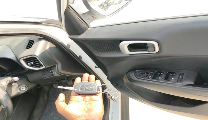 2020 Hyundai VENUE SX 1.0 TURBO, Petrol, Manual, 70,462 km, interior