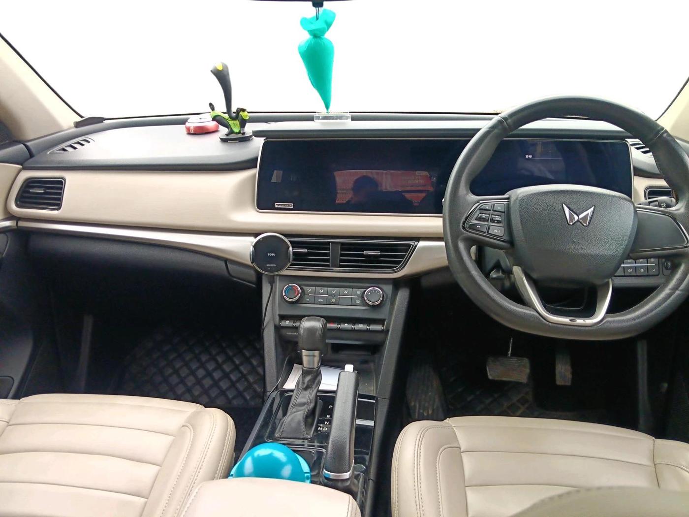 2022 Mahindra XUV700 AX 5 P AT 5 STR, Petrol, Automatic, 52,211 km, interior