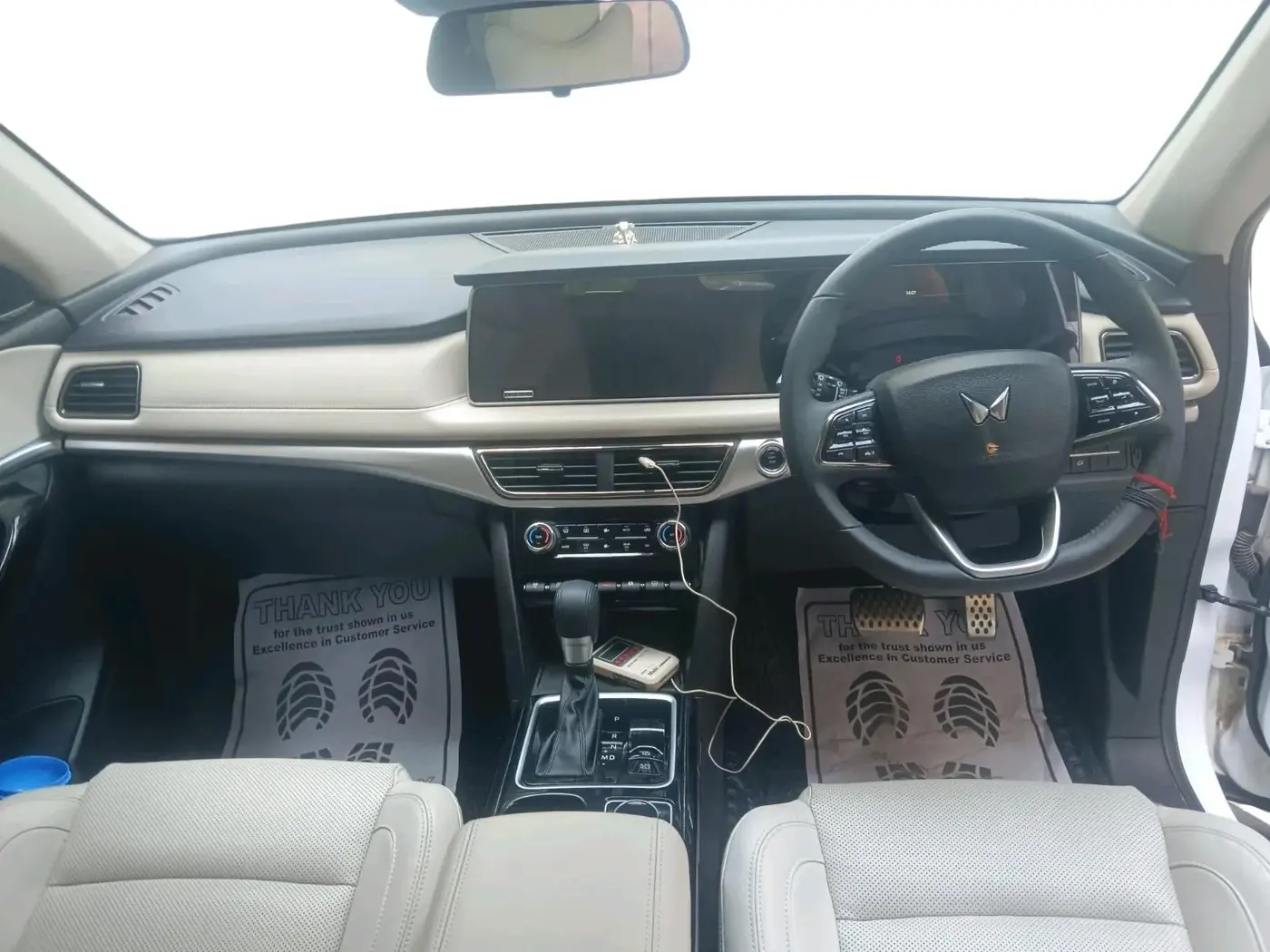 2024 Mahindra XUV700 AX 7 LUXURY P AT 7 STR, Petrol, Automatic, 8,201 km, interior
