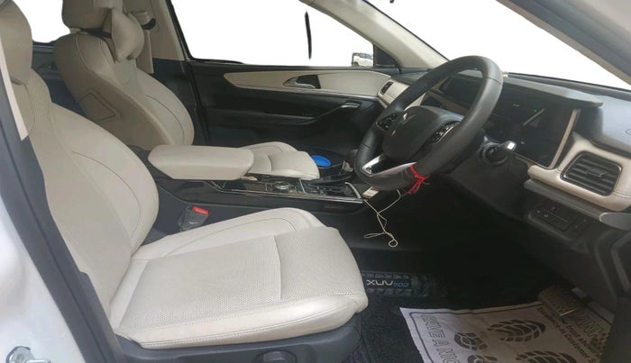 2024 Mahindra XUV700 AX 7 LUXURY P AT 7 STR, Petrol, Automatic, 8,201 km, interior