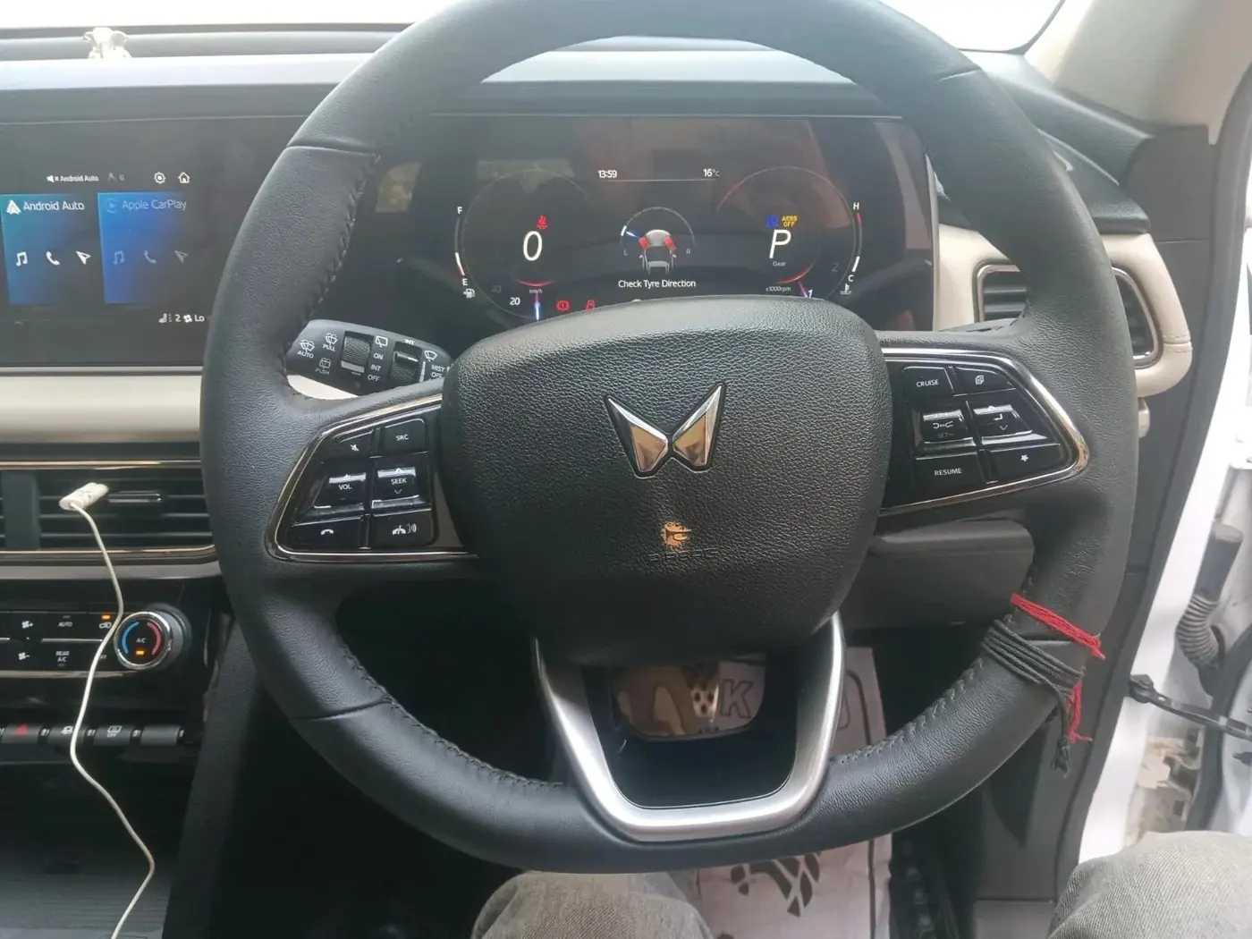 2024 Mahindra XUV700 AX 7 LUXURY P AT 7 STR, Petrol, Automatic, 8,201 km, interior
