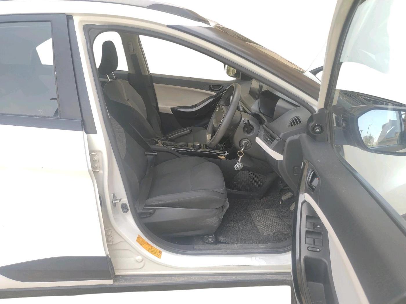 2023 Tata NEXON PURE SUNROOF 1.2 PETROL, Petrol, Manual, 40,770 km, interior