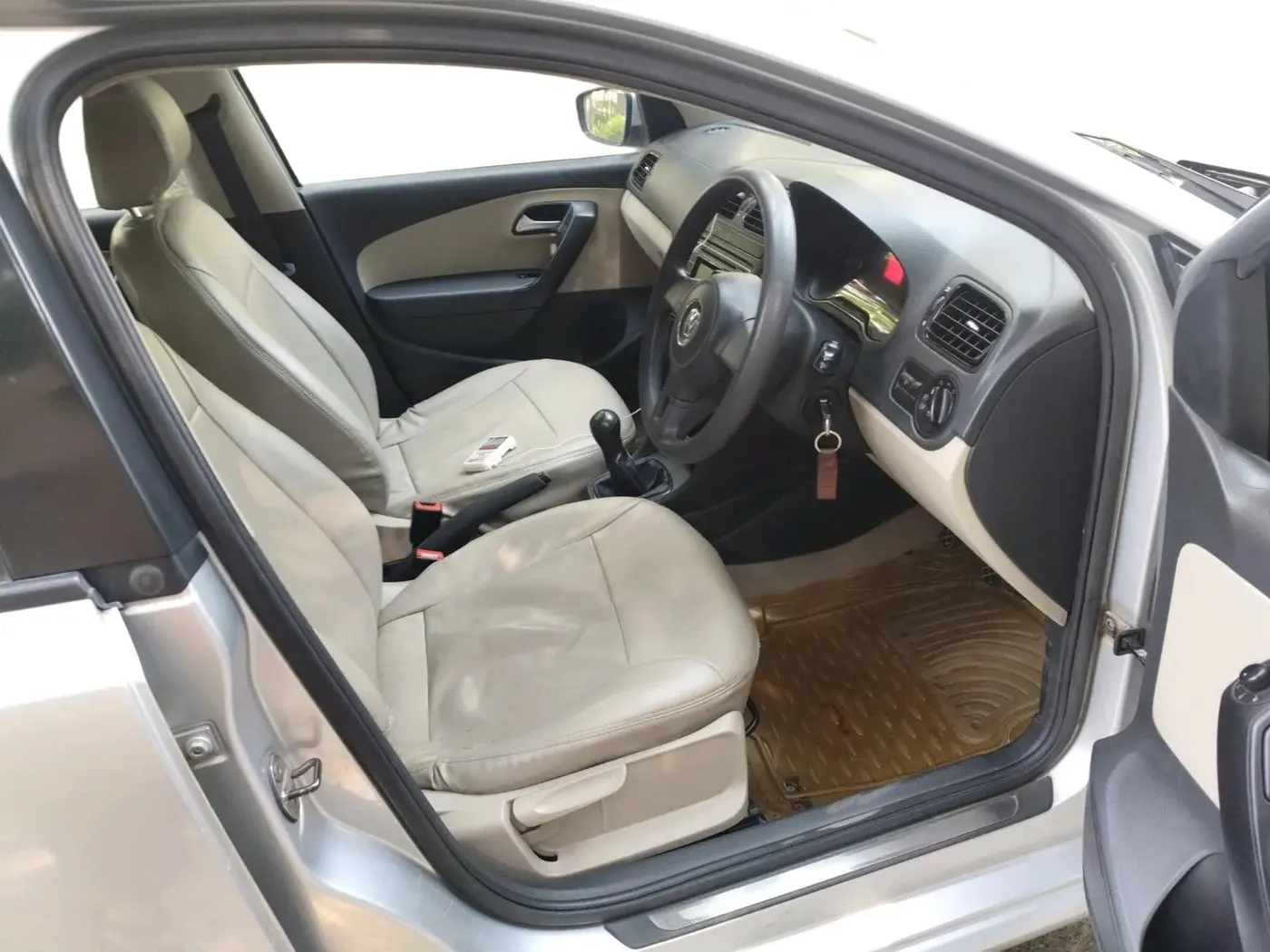 2014 Volkswagen Polo COMFORTLINE 1.2L PETROL, Petrol, Manual, 85,800 km, interior