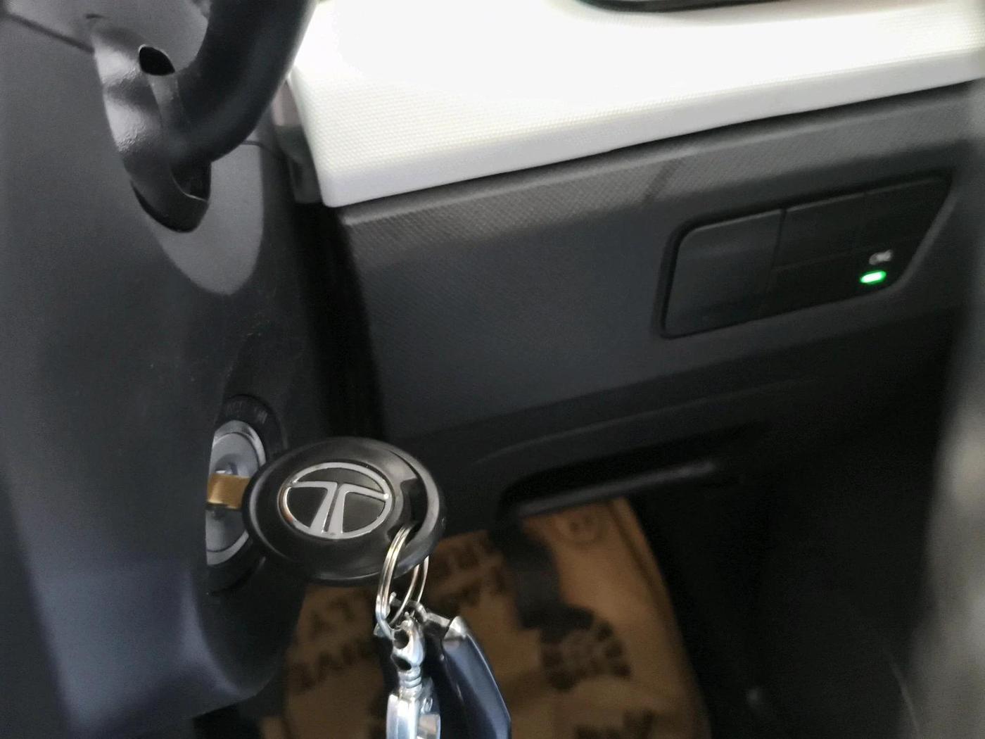 2024 Tata PUNCH PURE MT CNG, CNG, Manual, 31,222 km, interior