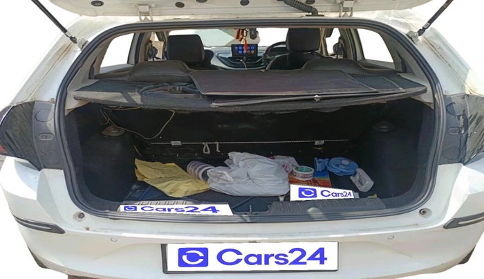 2021 Tata ALTROZ XE PETROL, Petrol, Manual, 1,18,009 km, exterior