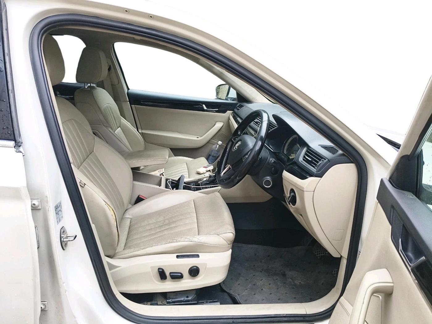 2016 Skoda Superb L&K 2.0 TDI AT, Diesel, Automatic, 1,84,375 km, interior
