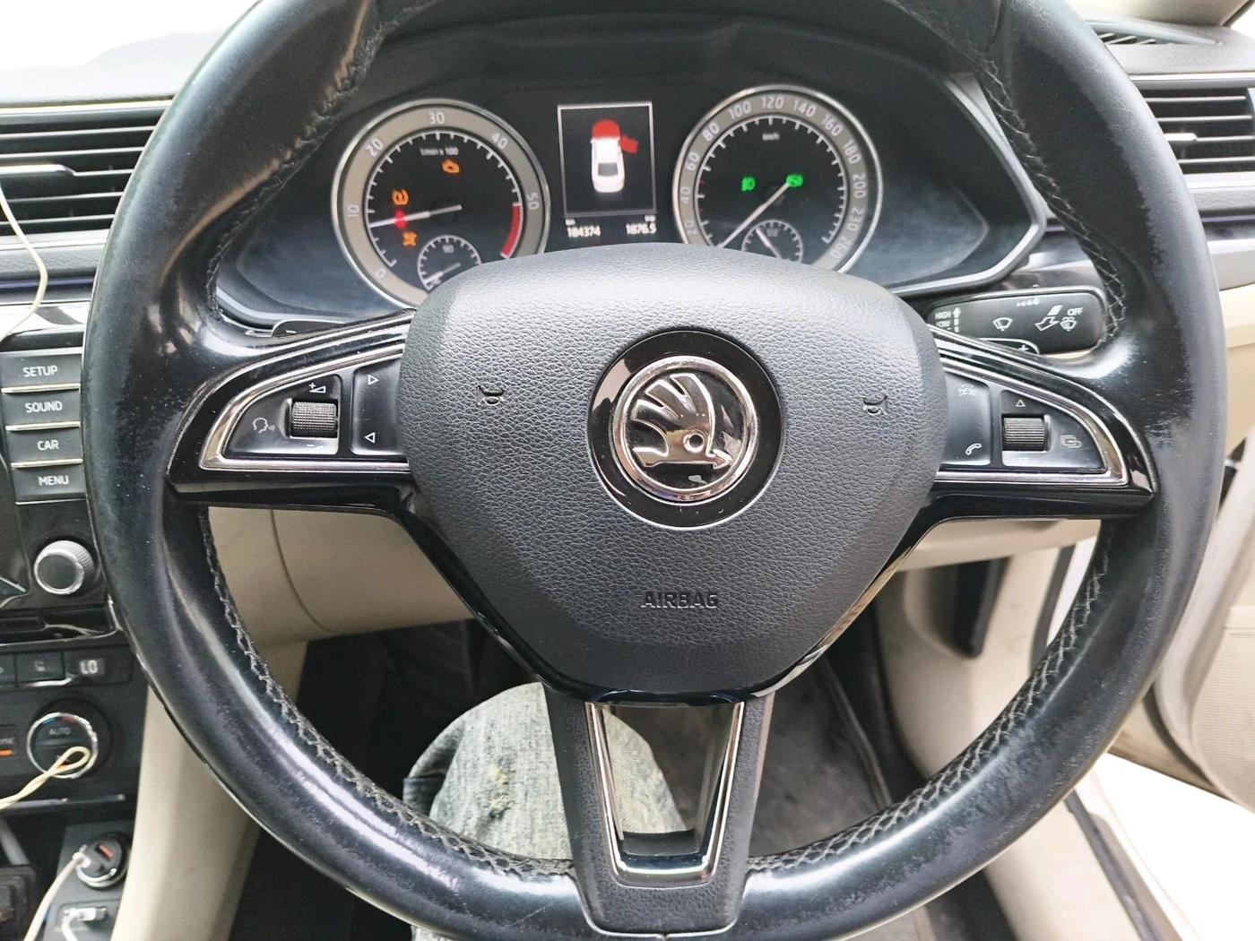 2016 Skoda Superb L&K 2.0 TDI AT, Diesel, Automatic, 1,84,375 km, interior