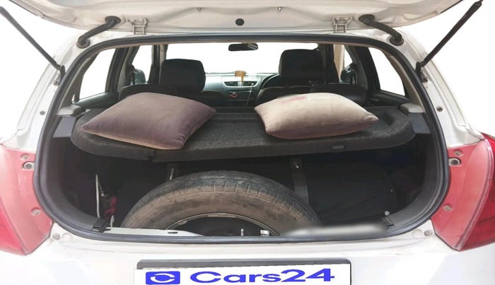 2016 Maruti Swift LXI, CNG, Manual, 1,67,361 km, exterior