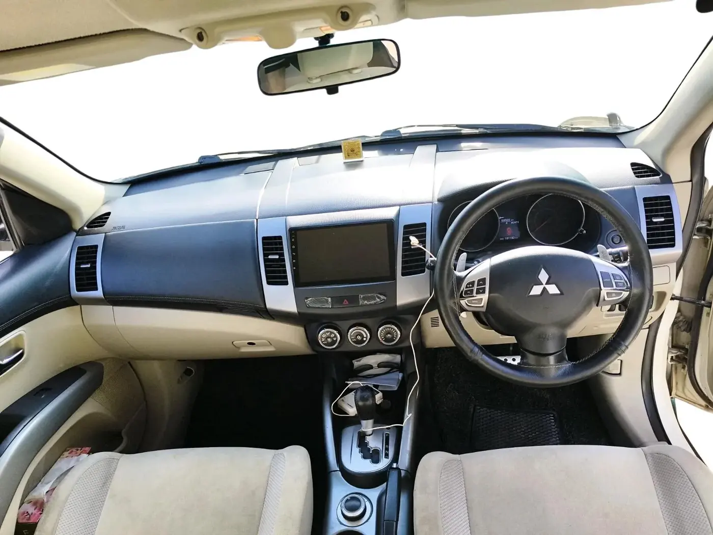 2012 Mitsubishi Outlander 2.4 MIVEC, Petrol, Automatic, 1,01,183 km, interior