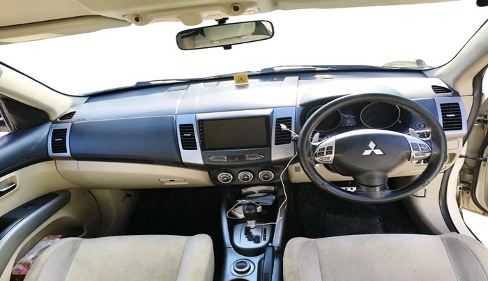 2012 Mitsubishi Outlander 2.4 MIVEC, Petrol, Automatic, 1,01,183 km, interior