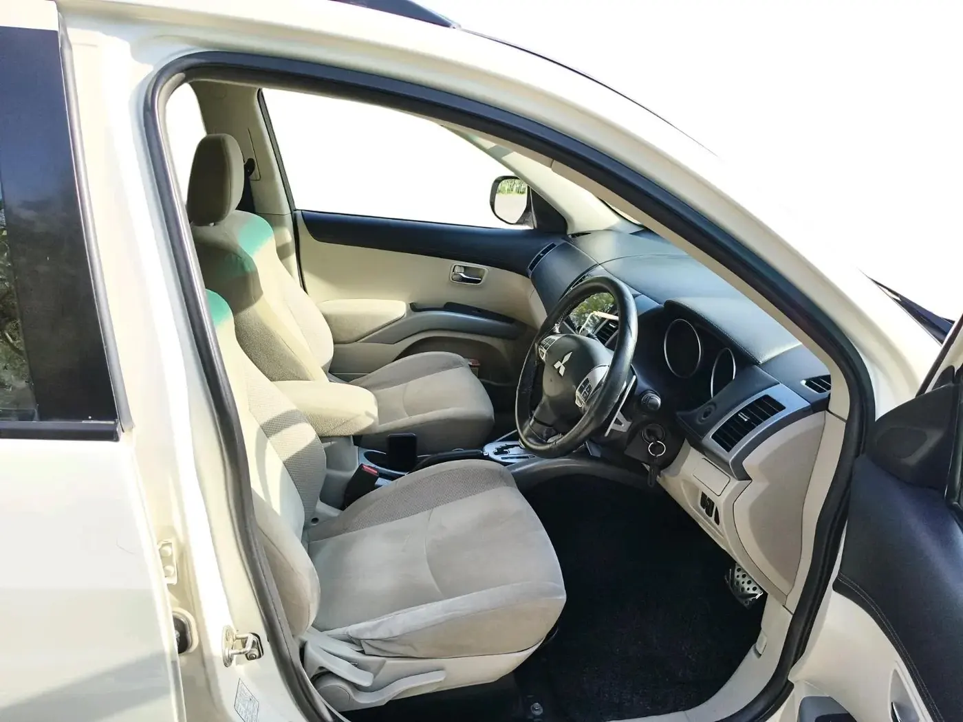 2012 Mitsubishi Outlander 2.4 MIVEC, Petrol, Automatic, 1,01,183 km, interior