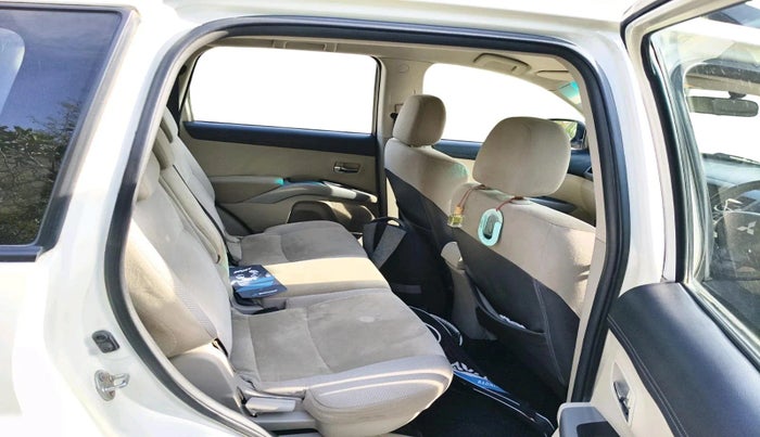 2012 Mitsubishi Outlander 2.4 MIVEC, Petrol, Automatic, 1,01,183 km, interior