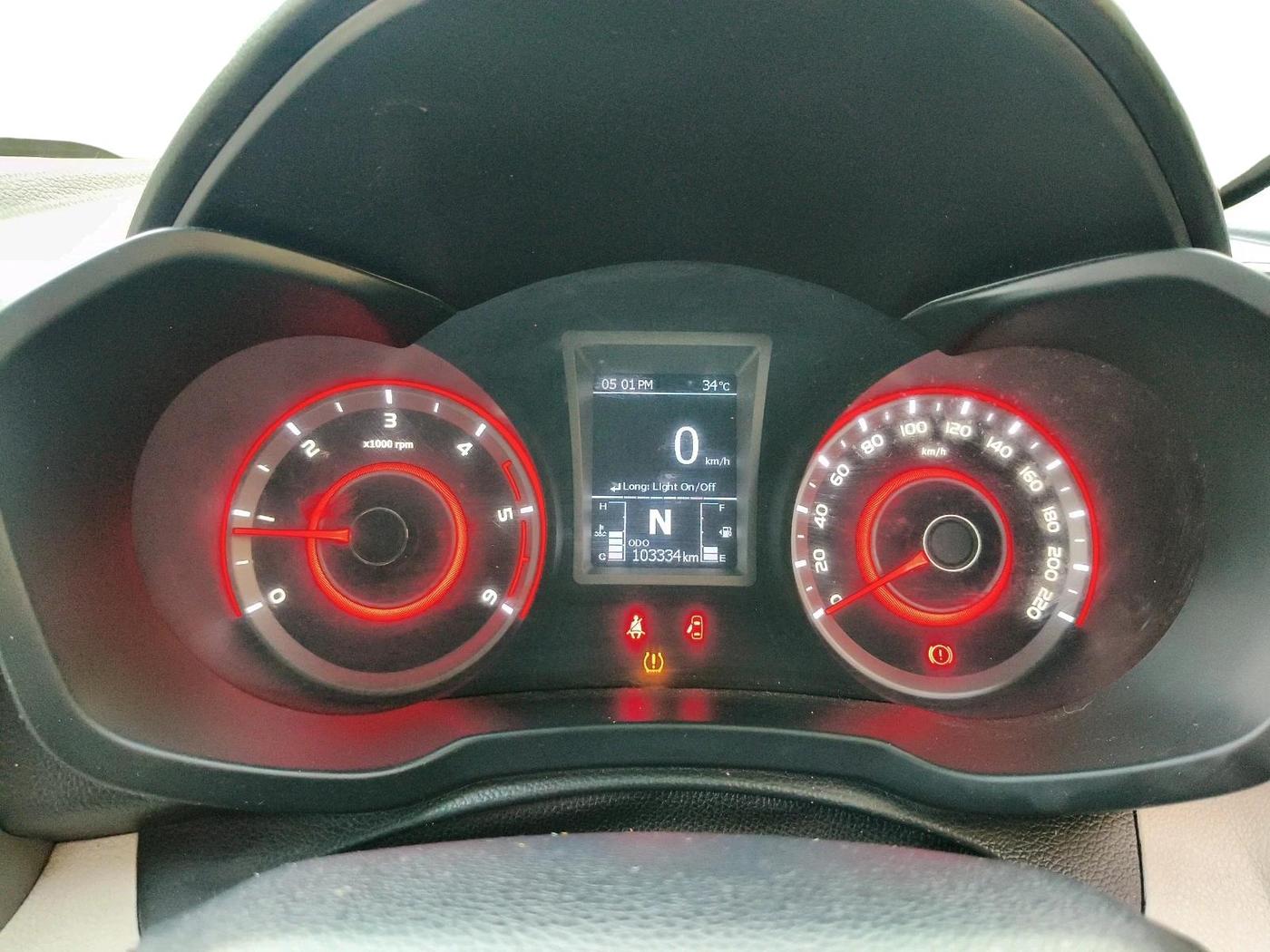2021 Mahindra XUV300 W8 (O) 1.5 DIESEL, Diesel, Manual, 1,03,334 km, interior