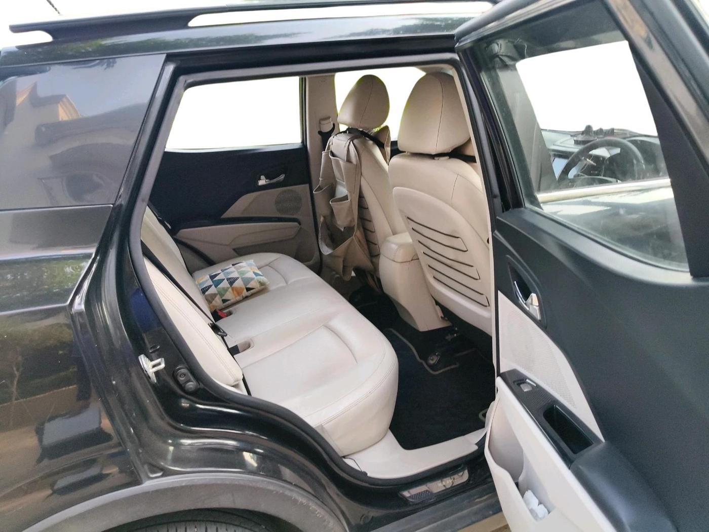 2021 Mahindra XUV300 W8 (O) 1.5 DIESEL, Diesel, Manual, 1,03,334 km, interior