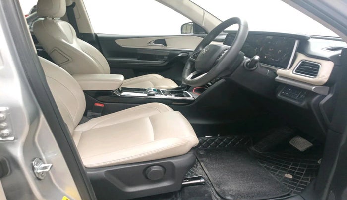 2023 Mahindra XUV700 AX 7 LUXURY P AT 7 STR, Petrol, Automatic, 17,594 km, interior