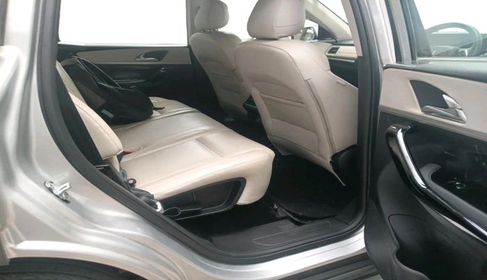 2023 Mahindra XUV700 AX 7 LUXURY P AT 7 STR, Petrol, Automatic, 17,594 km, interior