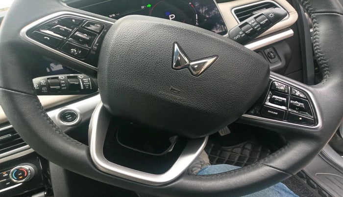 2023 Mahindra XUV700 AX 7 LUXURY P AT 7 STR, Petrol, Automatic, 17,594 km, interior