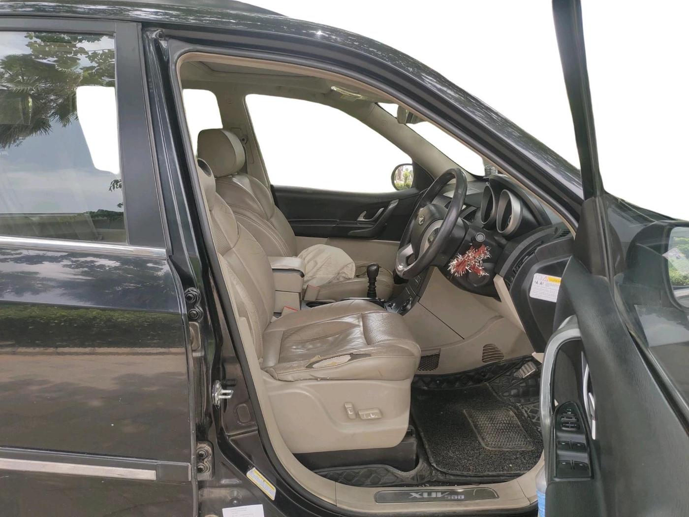 2016 Mahindra XUV500 W10 1.99, Diesel, Manual, 1,43,123 km, interior