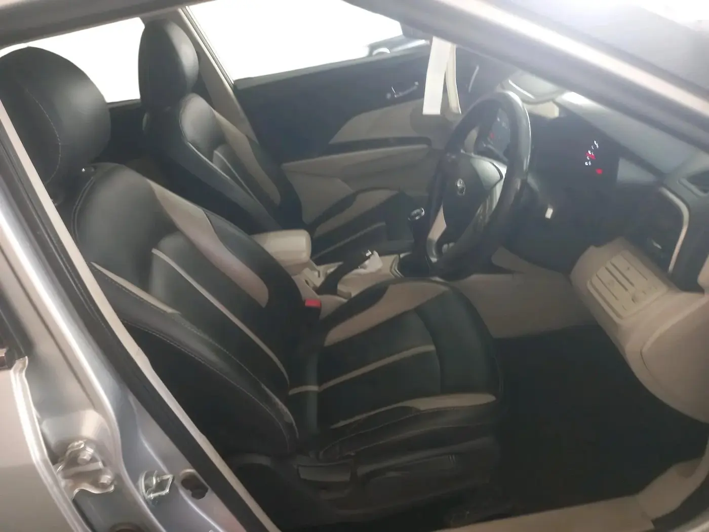 2019 Mahindra XUV300 W8 1.2 PETROL, Petrol, Manual, 51,489 km, interior