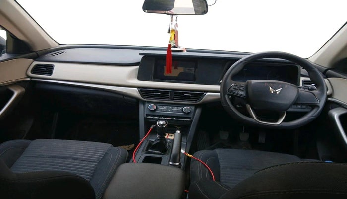2022 Mahindra XUV700 MX P MT 5 STR, Petrol, Manual, 55,343 km, interior
