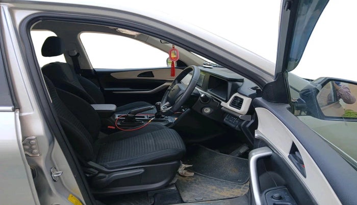 2022 Mahindra XUV700 MX P MT 5 STR, Petrol, Manual, 55,343 km, interior