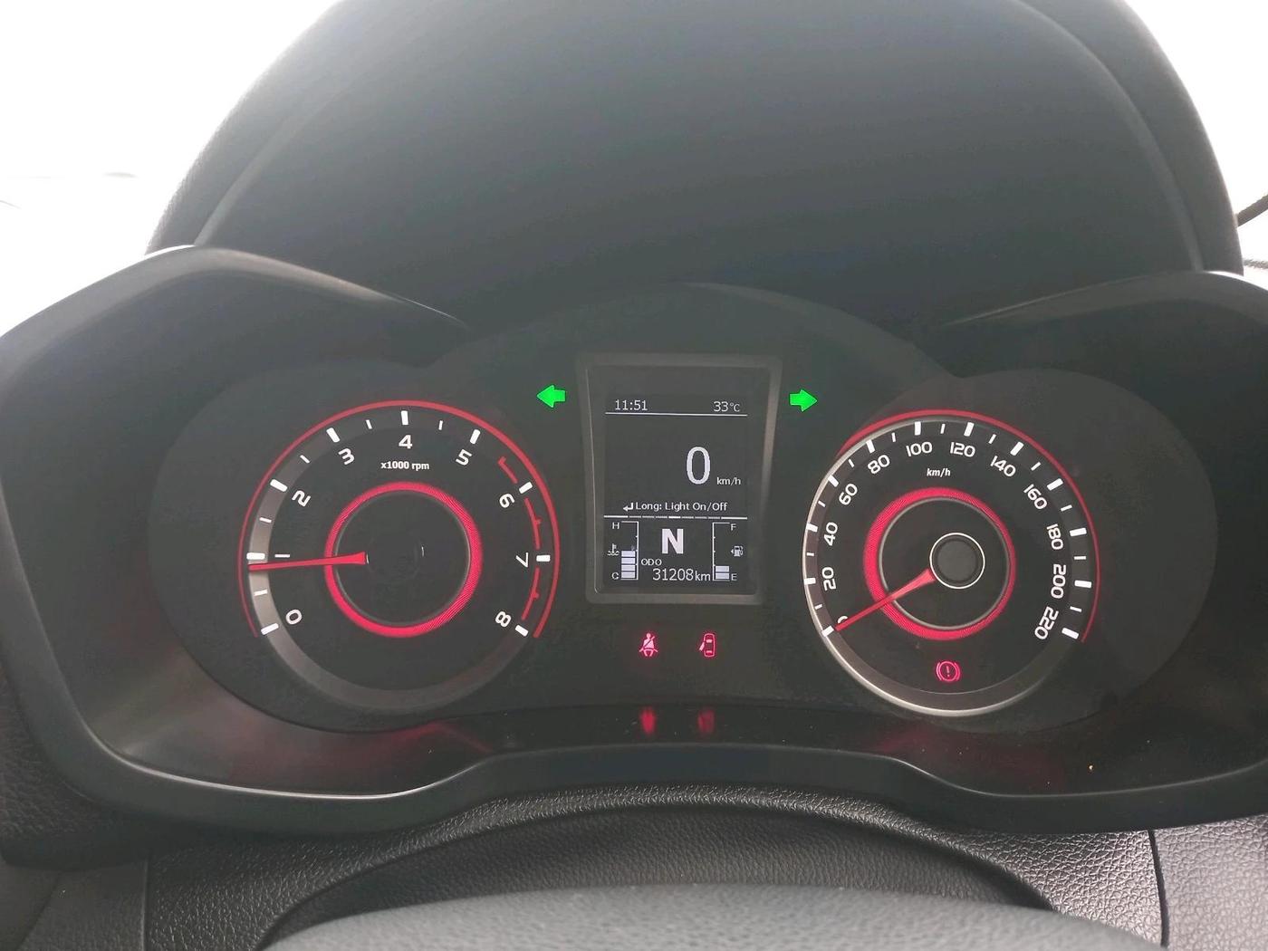 2023 Mahindra XUV300 W8 1.2 PETROL, Petrol, Manual, 31,208 km, interior