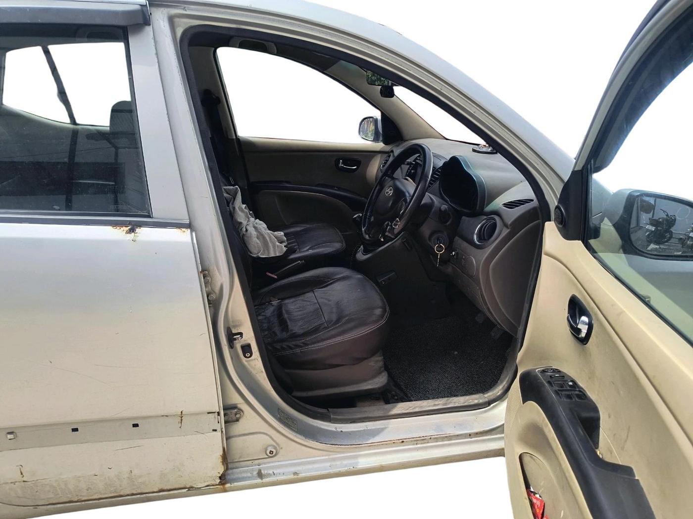 2011 Hyundai i10 MAGNA 1.2, CNG, Manual, 1,27,789 km, interior