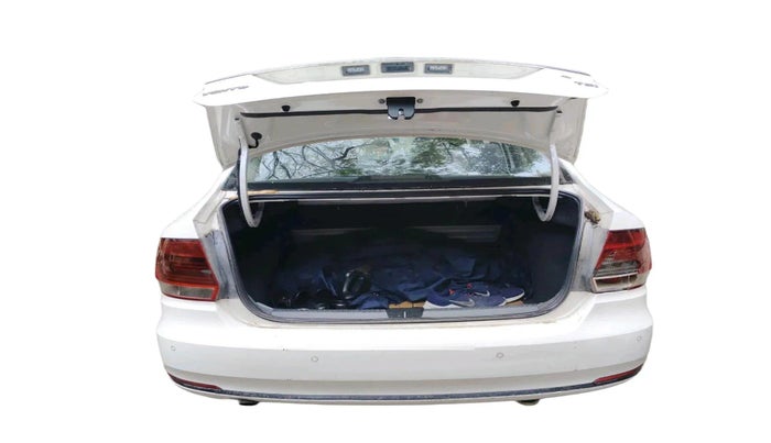 2016 Volkswagen Vento COMFORTLINE 1.2 TSI AT, Petrol, Automatic, 65,622 km, exterior