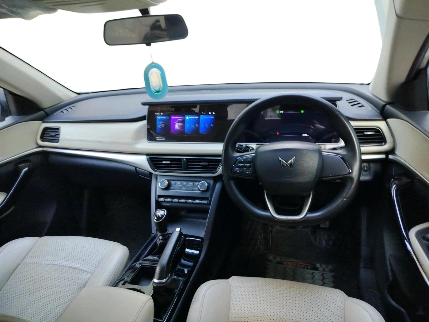 2022 Mahindra XUV700 AX 5 P MT 5 STR, Petrol, Manual, 27,728 km, interior