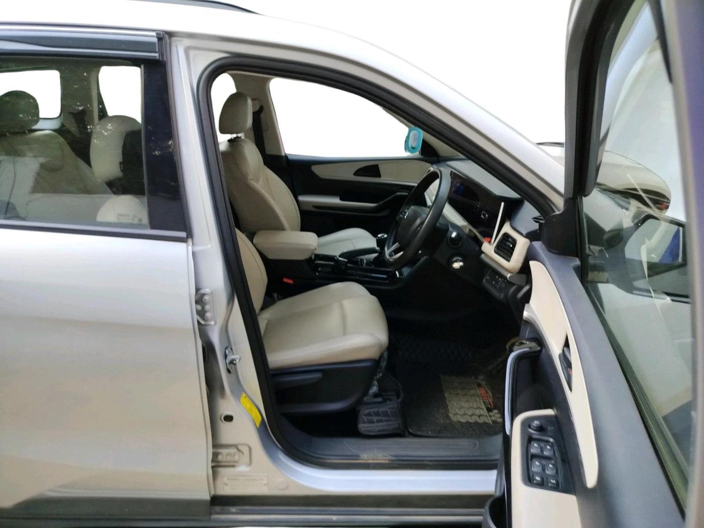 2022 Mahindra XUV700 AX 5 P MT 5 STR, Petrol, Manual, 27,728 km, interior