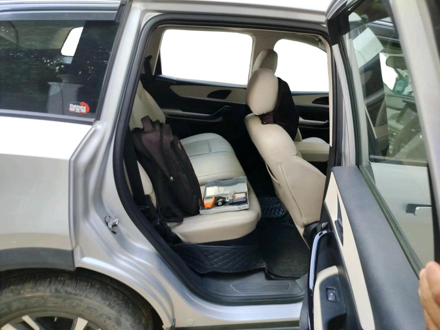 2022 Mahindra XUV700 AX 5 P MT 5 STR, Petrol, Manual, 27,728 km, interior