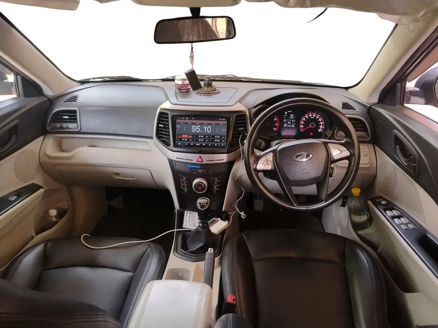 2020 Mahindra XUV300 W6 1.2 PETROL, Petrol, Manual, 51,004 km, interior