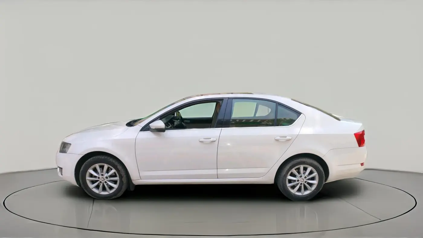 2016 Skoda Octavia 2.0 TDI CR AMBITION AT, Diesel, Automatic, 2,22,935 km, exterior