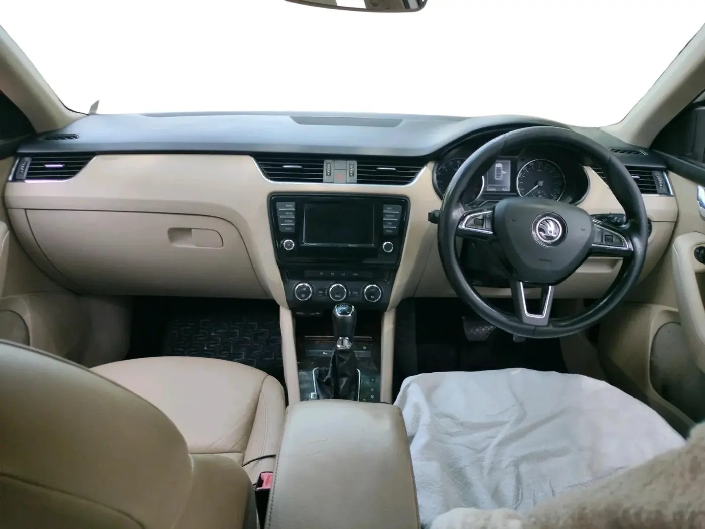 2016 Skoda Octavia 2.0 TDI CR AMBITION AT, Diesel, Automatic, 2,22,935 km, interior