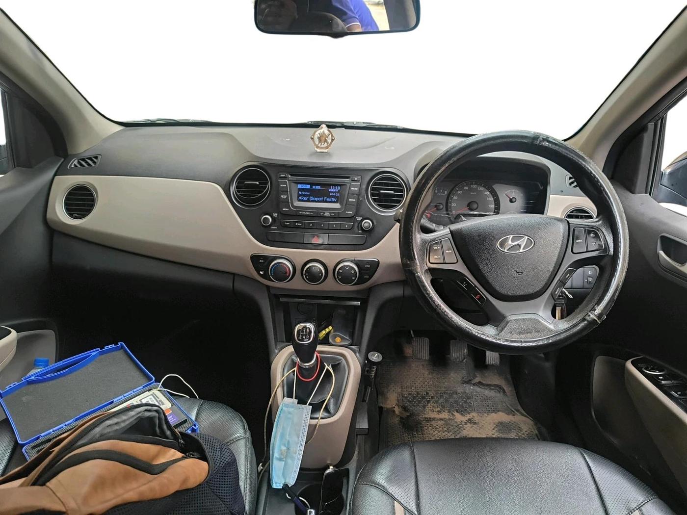 2015 Hyundai Xcent S (O) 1.2, Petrol, Manual, 1,12,897 km, interior