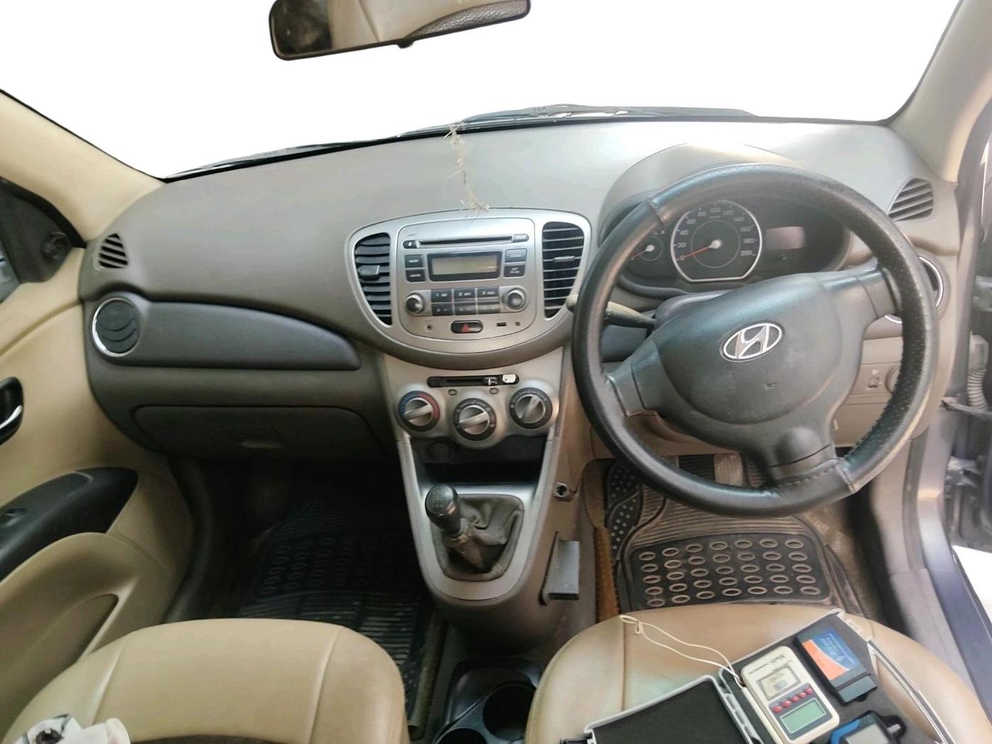 2011 Hyundai i10 MAGNA 1.1, Petrol, Manual, 1,00,855 km, interior